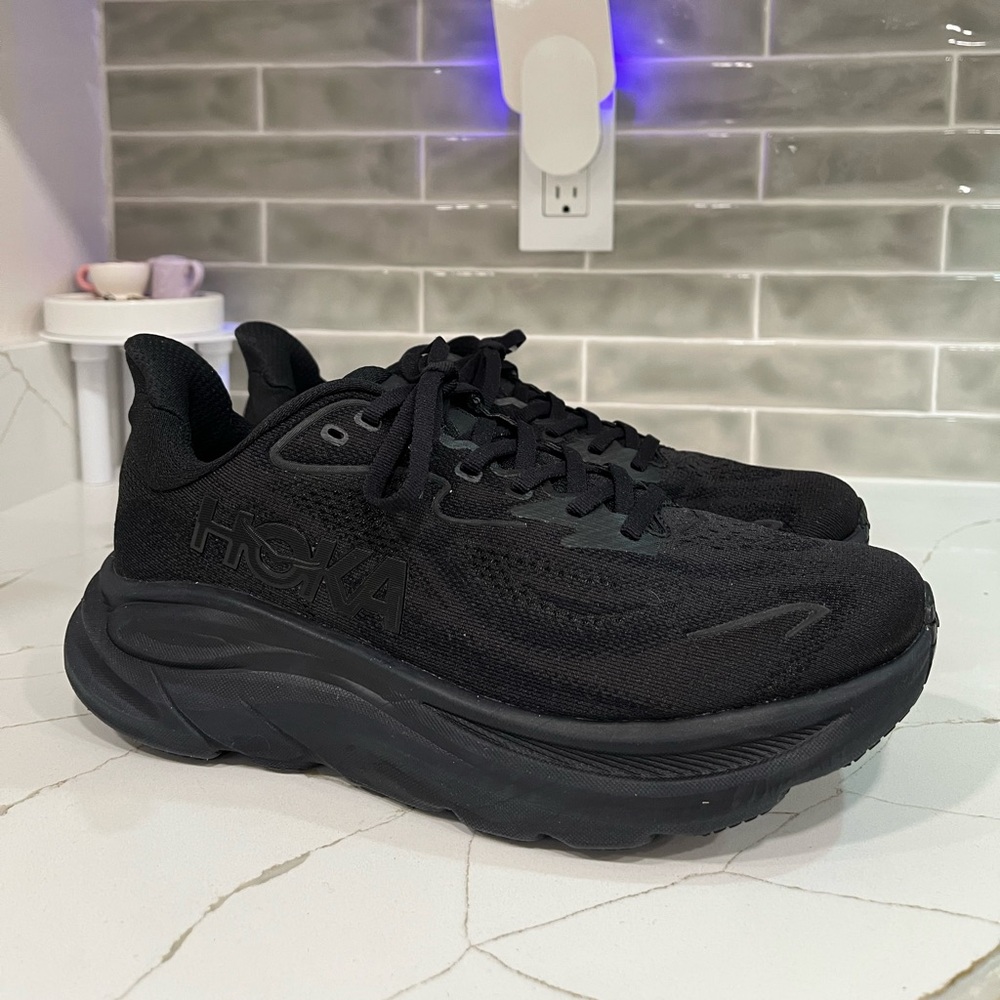 Hoka Clifton 10 Running Shoes. Men’s Size 8 2E Color Black.